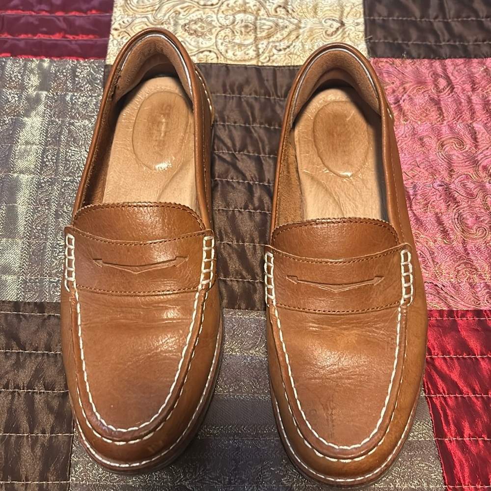 Women’s Sperry leather shoes.  Size 8.5.  Excellent condition.